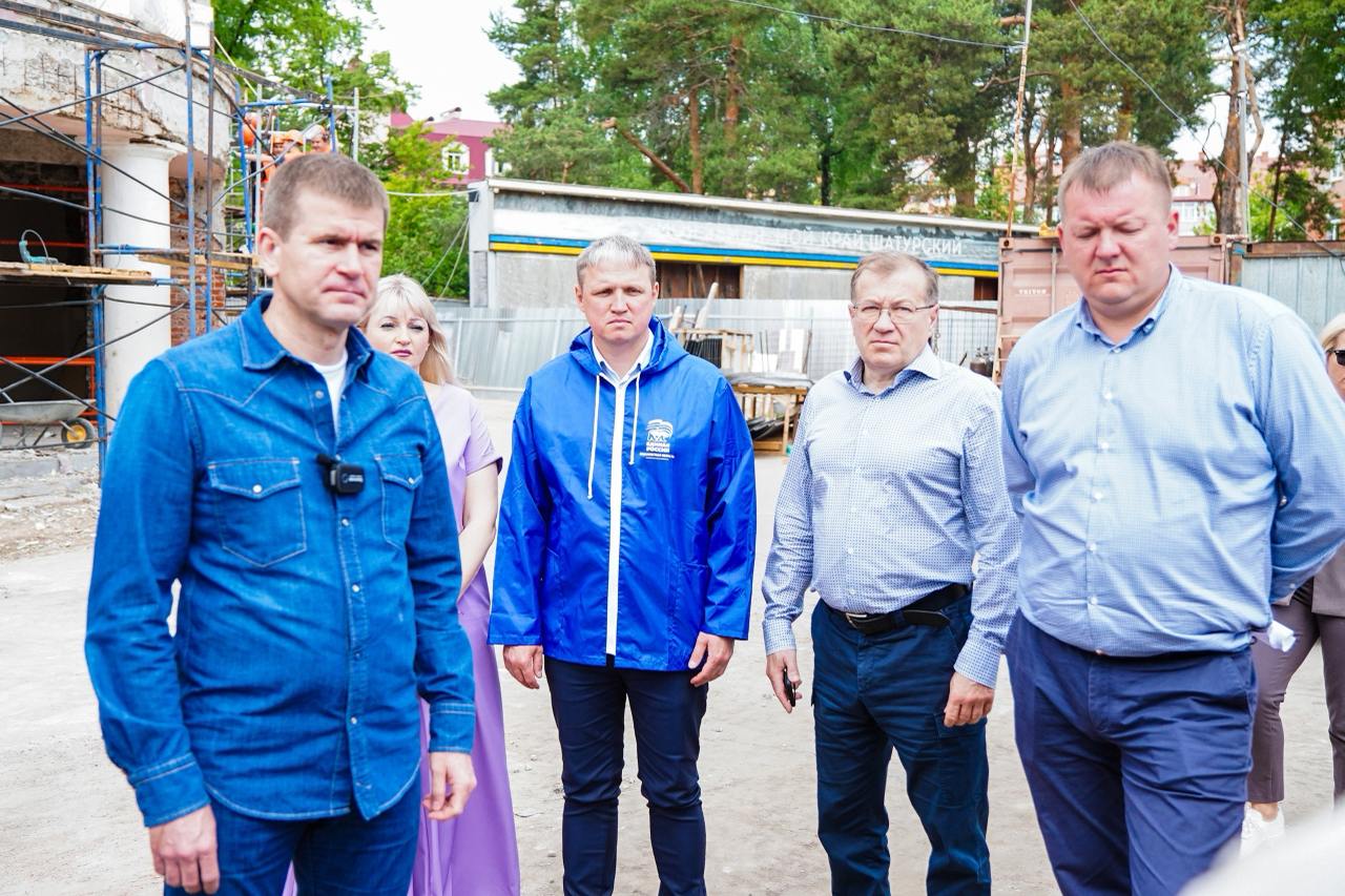 Подмосковные единороссы продолжают контролировать реализацию народной программы «Единой России»  Совместно с депутатом Государственной Думы ФС РФ Геннадием Паниным, депутатом Мособлдумы Эдуардом Живцовым, секретарём местного отделения партии, главой муниципального округа Шатура Николаем Прилуцким партийцы проверили ход капитального ремонта Дома культуры имени Нариманова и обсудили с подрядчиком текущие вопросы.  На данный момент ремонт отстаёт от календарного графика из-за вскрывшихся проблем при демонтаже: здание оказалось в аварийном состоянии, что потребовало корректировки проектной документации. Сейчас все экспертизы пройдены, согласования получены, и работы будут ускорены.  «Контроль за реализацией народной программы — это часть работы муниципального депутата, поэтому нужно сразу в неё погружаться»,  — подчеркнул Геннадий Панин.   #ЕдинаяРоссия #ЕР50 #Подмосковье #НароднаяПрограмма    Единая Россия Подмосковье