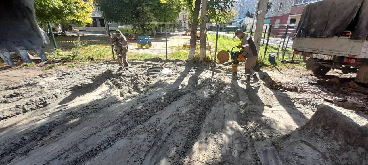 Большие планы: замена сетей водоснабжения и водоотведения идёт по плану  В рамках комплексного благоустройства придомовых территорий в текущем году запланирован капитальный ремонт 15 объектов водоснабжения и шести - водоотведения.   На сегодняшний день работы завершены полностью в 19 дворах. В 13 из них заменили сети водоснабжения, в шести - водоотведения. В общем объекты ремонтной кампании готовы на 94%.  На фото: двор по ул. 30 лет Победы, 122.