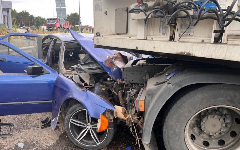 Юный лихач на BMW За рулем автомобиля BMW, попавшего в минувшую субботу в ДТП на улице Путейской в Сарапуле, находился 17-летний подросток без водительских прав. Установлено, что юноша не справился с управлением иномарки и врезался в стоящий грузовик с полуприцепом, после чего столкнулся с попутным автомобилем Changan. Водитель BMW и его 16-летняя пассажирка получили травмы и были доставлены в больницу оба не были пристегнуты ремнями безопасности . Еще одна девушка 2008 г.р., находившаяся в салоне была пристегнута , от госпитализации отказалась. В отношении подростка составлено шесть административных материалов. Также к ответственности привлекут его родителей. Фото: Госавтоинспекция Удмуртии #Удмуртия #Ижевск