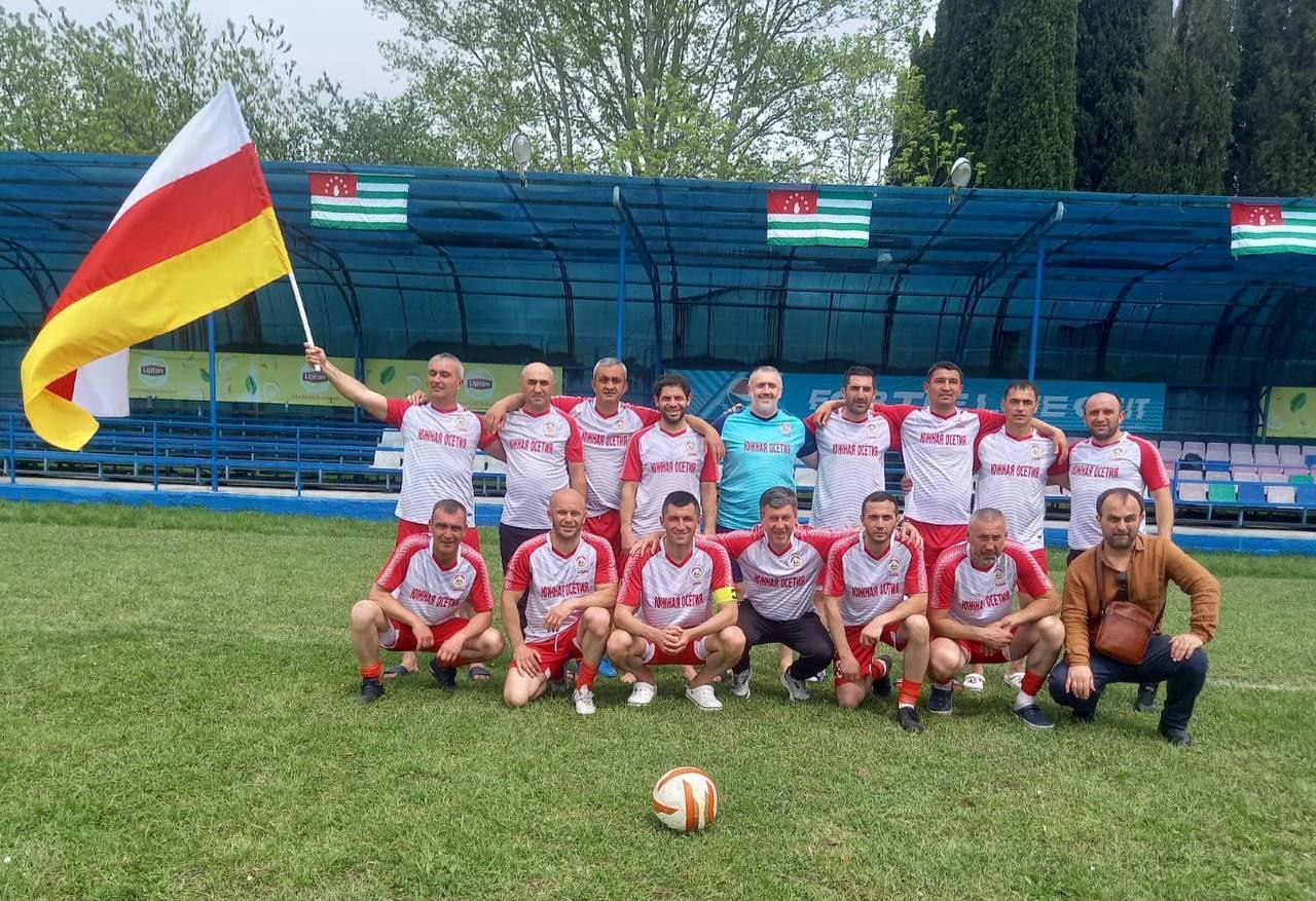 ФК «Алания» из Южной Осетии вышла в финал XV Международного турнира по футболу на Кубок памяти первого президента Абхазии Владислава Ардзинба В полуфинальном матче югоосетинские футболисты уверенно разгромили соперника из Ростовской области со счётом 5:0, сообщает пресс-служба Молодежки. Теперь впереди – решающий матч, где «Алании» предстоит сразиться за главный трофей престижного турнира.