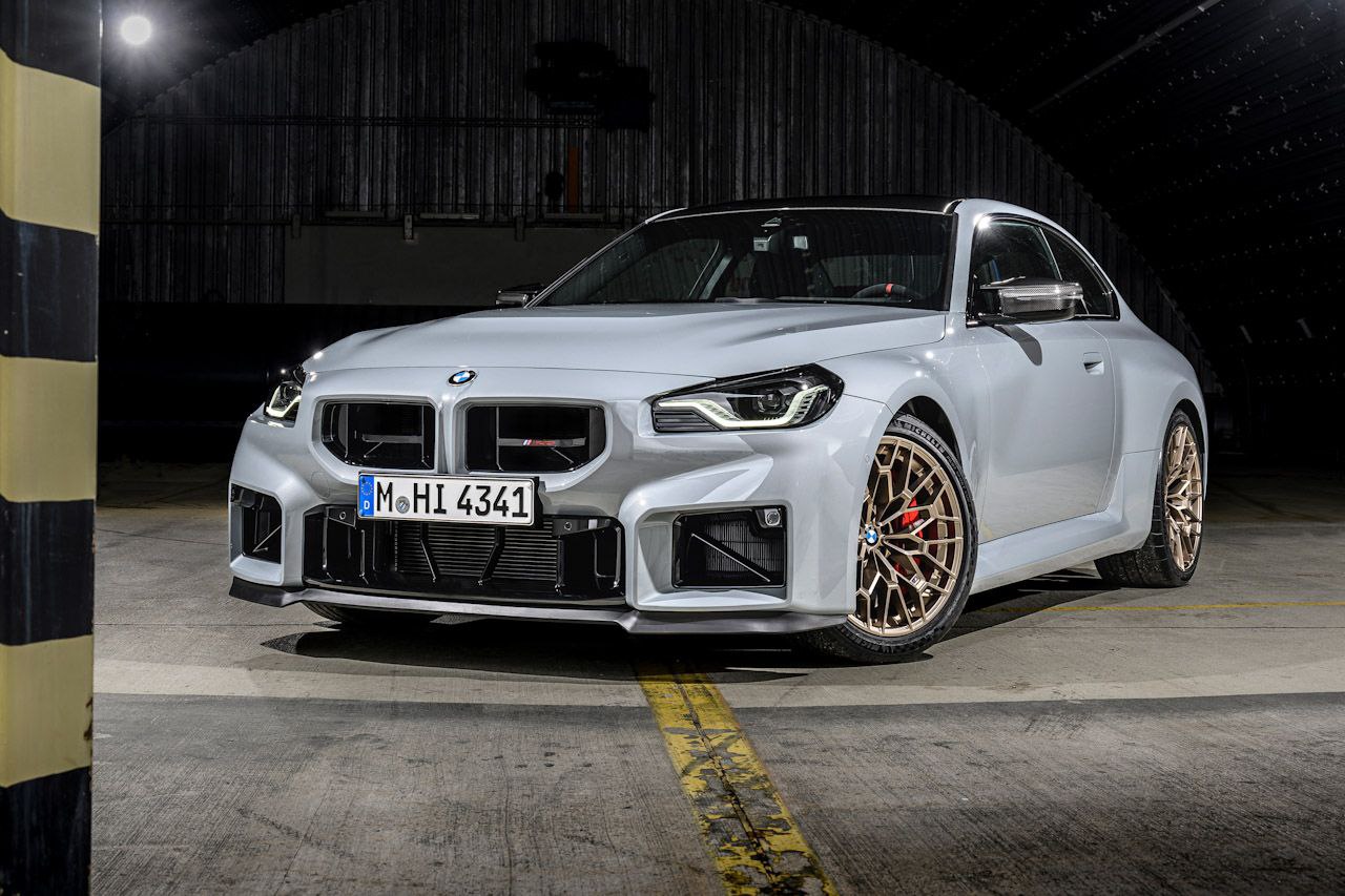 BMW показала новую M2 CS — самую мощную заднеприводную M-ку за всю историю. Двигатель форсировали по мощности до 530 л.с., ровно как у старших M3 и M4 Competition. Теперь трёхлитровая «турбошестёрка» разгоняет автомобиль до сотни за 3,8 секунды, максималка — 302 км/ч. Коробка — восьмидиапазонный «автомат», подвеска занижена, настройки рулёжки и стабилизации обновлены, колёса — кованые. Тираж будет ограниченным, в Европе старт от €115 тыс. или 10,4 млн рублей.
