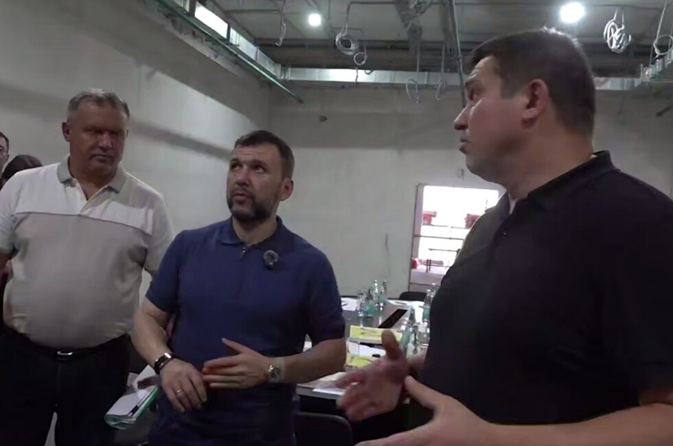Молодежный центр в Донецке достроят к 20 декабря По словам Главы ДНР Дениса Пушилина, центр готов уже на 57%. На объекте работают 425 человек. Сейчас они обустраивают фасад и прокладывают коммуникации. Донецкий молодежный центр станет самым большим подобным учреждением во всей России. Читать полностью Подписаться