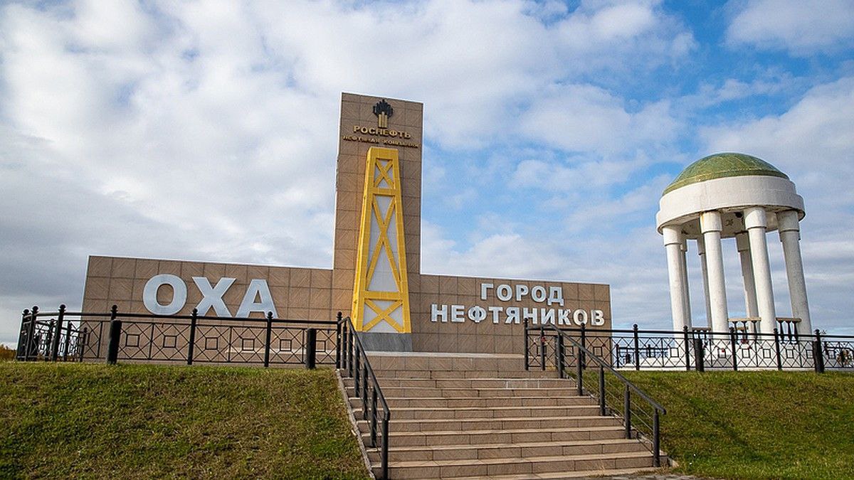 Депутаты областной Думы выехали на север Сахалина Спикер регионального парламента Елена Касьянова и председатель комитета по соцполитике Александр Болотников по пути в Оху встретились с поисковиками в Смирныховском районе. Здесь был дан старт поисковым работам «Дальневосточный фронт – 2025». В этом году на поиски останков советских воинов, погибших в 1945 году при освобождении Южного Сахалина от милитаристской Японии, приехали энтузиасты из 26 регионов нашей страны, Республики Беларусь и Эстонии. Раскопки будут вести между селами Победино и Рощино. – В этом году работа российского поискового движения приобретает особый смысл. Мы отпраздновали 80-летие Великой Победы, и впереди еще одна значимая дата... Поисковое движение заслуживает самых теплых слов благодарности и поддержки власти, – подчеркнула Елена Касьянова. Парламентарии вручили памятные подарки от Сахалинской областной Думы руководителю сахалинского отделения «Поискового движения России» Артему Бандуре и его соратникам – Виктории Бередниковой и Алексею Волохонскому из Санкт-Петербурга, Анатолию Емельянову из Челябинска, Анне Горбачевой из Красноярска. Что касается рабочей поездки депутатов в Охинский муниципальный округ то, конечно, основная цель – это участие в памятных мероприятиях, посвященных 30-й годовщине Нефтегорского землетрясения. Подробнее на сайте областной Думы.