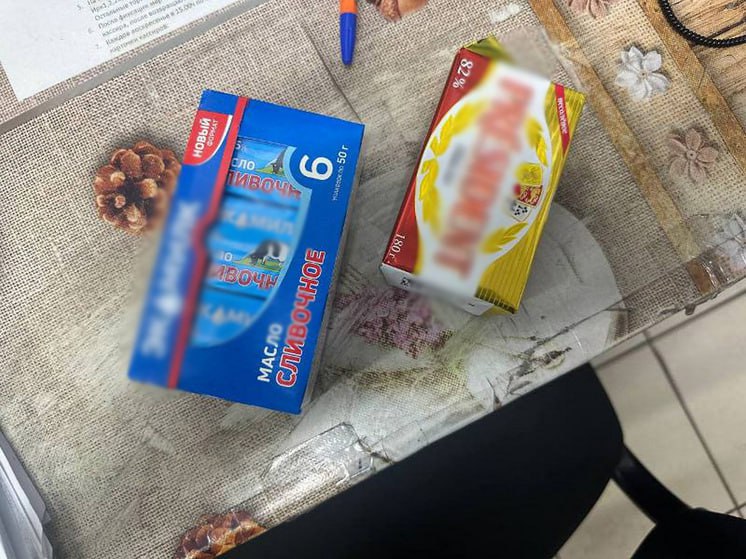В Улан-Удэ поймали воришку, который пытался унести из магазина 20 пачек масла В одном из супермаркетов Железнодорожного района сработала тревожная кнопка — сотрудники Росгвардии прибыли на место и застали 21-летнего местного жителя с целой «коллекцией» сливочного масла в карманах шорт. Парень попытался уйти, не заплатив за 20 пачек на сумму около 9 тысяч рублей. Задержанный, уже неоднократно судимый, признался — масло он планировал перепродать. Теперь ему предстоит отвечать перед законом, а масло вернули магазину.