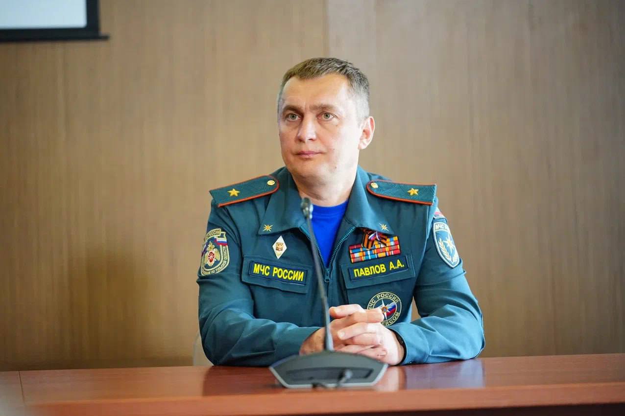 МЧС Подмосковья помогает восстановить движение и электроснабжение после непогоды С 4:30 утра МЧС активно расчищает дороги и железнодорожные пути, особенно в районе Вербилок. Алексей Анатольевич Павлов, начальник МЧС региона, сообщил, что заторов нет, и движение восстановлено. В то же время ведомство помогает энергетикам в восстановлении электроснабжения: сформированы 2 эшелона с бригадами, готовыми вмешаться по мере необходимости. Все усилия направлены на помощь жителям региона и ликвидацию последствий стихии.