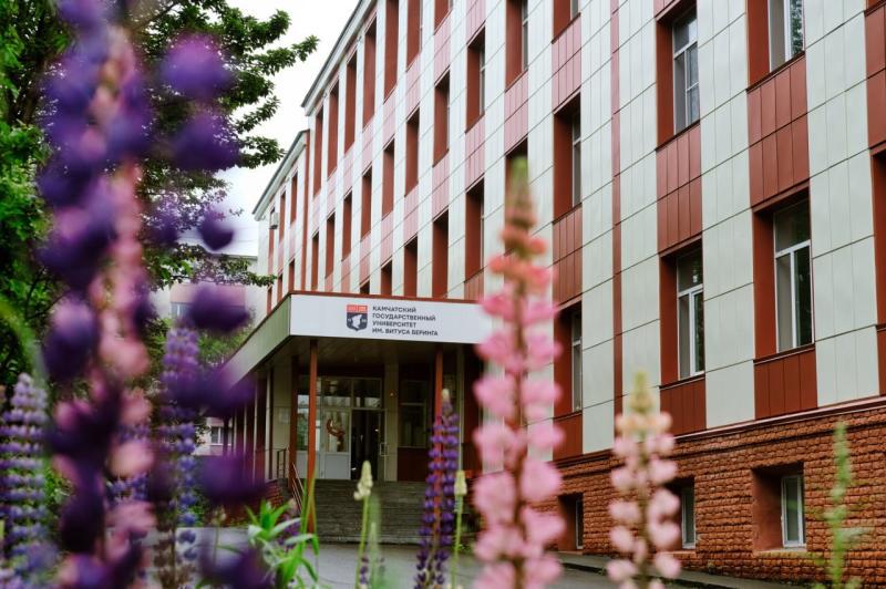 КамГУ запустит учебный год в смешанном формате до 28 сентября включительно Учебный год в КамГУ им Витуса Беринга стартует в смешанном формате Данное решение обусловлено необходимостью завершения ремонтных работ в университете которые начались после землетрясения от 30 июля 2025 года говорится в сообщении Для первокурсников очного отделения и отделения СПО торжественные линейки 1 сентября и адаптационные мероприятия пройдут на внешних площадках и частично в онлайн формате Студенты старших курсов будут обучаться дистанционно и частично на внешних площадках ℹ Для решения возникающих вопросов в вузе организована работа горячей линии все подробности можно также уточнить в деканатах Подписаться Прислать Чат