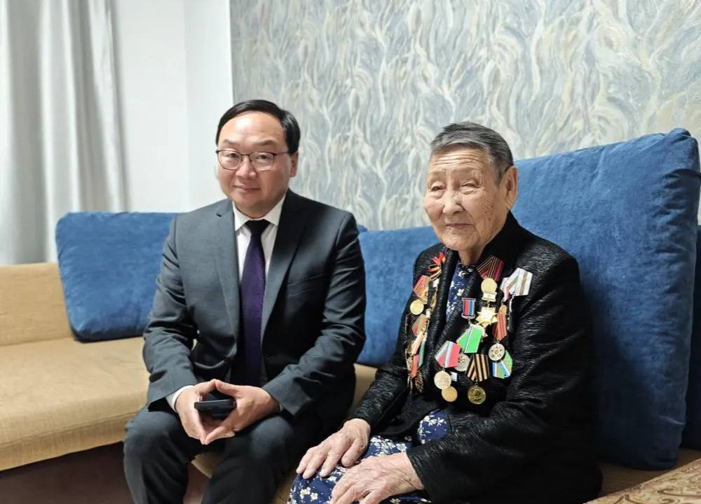 В Якутске поздравили 104 летнюю долгожительницу Татьяну Сафонову Заместитель Председателя Правительства Якутии Георгий Степанов навестил старейшую жительницу региона 104 летнюю Татьяну Семеновну Сафонову Он передал долгожительнице поздравление от Главы Якутии Айсена Николаева пожелав крепкого здоровья долгих лет жизни и благополучия в кругу семьи Жизненный путь Татьяны Сафоновой это пример мужества и трудолюбия Недавно наша редакция рассказывала о долгожительнице подробнее здесь ulusmedia Читайте нас в MAX