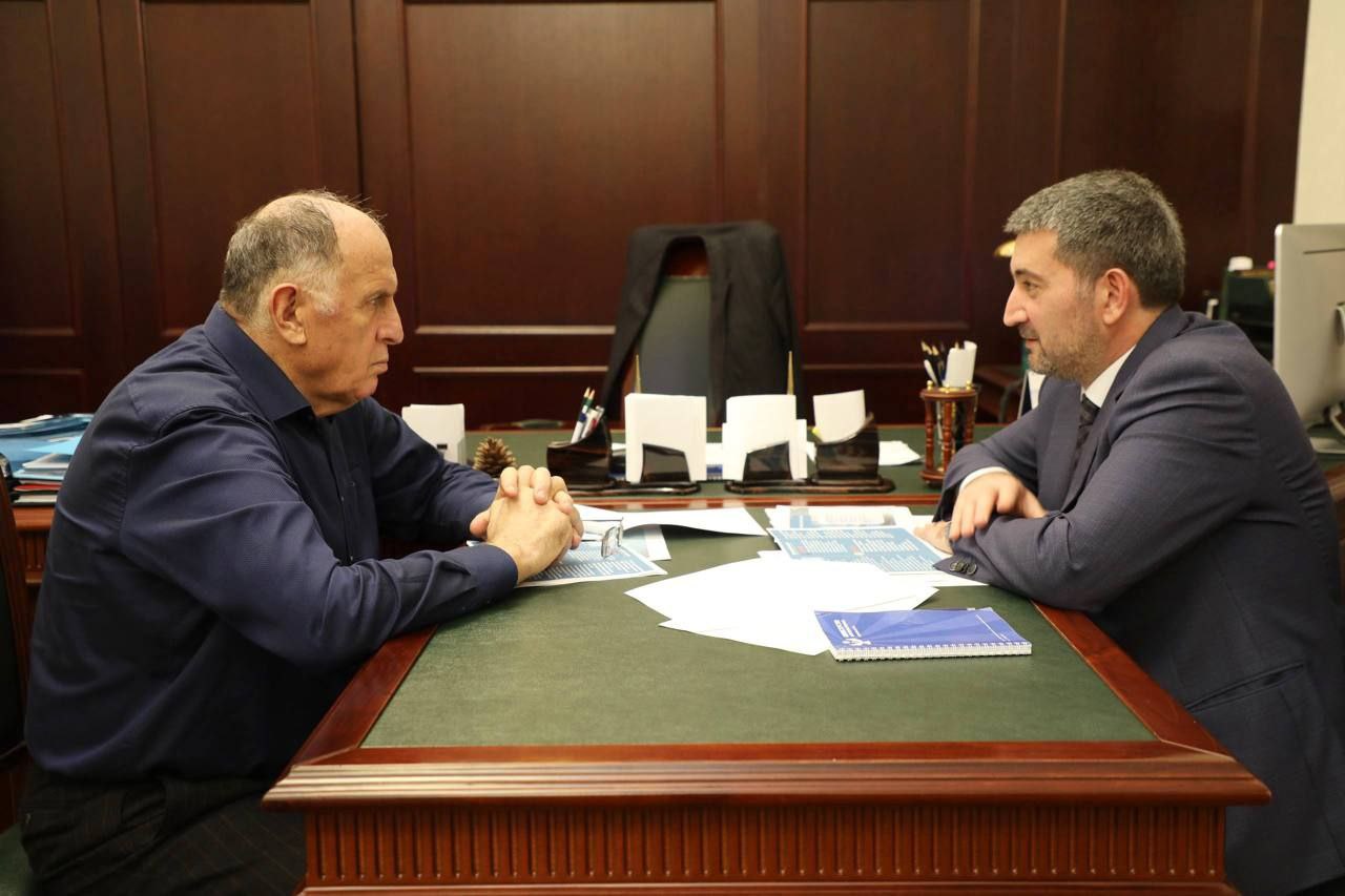 В Дагестане за 10 месяцев 2025 года выявлено несанкционированное потребление электроэнергии на сумму порядка 120 млн рублей 46 1 млн кВт ч Более 85 7 млн рублей из этой суммы приходится на незаконные майнинг фермы Об этом доложил министр энергетики и тарифов Марат Шихалиев на рабочей встрече с премьер министром Абдулмуслимом Абдулмуслимовым В рамках противодействия хищениям филиал Дагэнерго провел 276 рейдов в том числе совместно с правоохранительными органами В ходе проверок выявлено 1738 фактов неучтенного потребления электроэнергии Из них 73 факта связаны с хищением электричества для добычи криптовалюты по 55 ущерб оценен в 85 7 млн рублей 12 6 млн кВт ч По остальным 18 случаям устанавливаются собственники ожидаются результаты экспертиз приборов учета для расчета ущерба