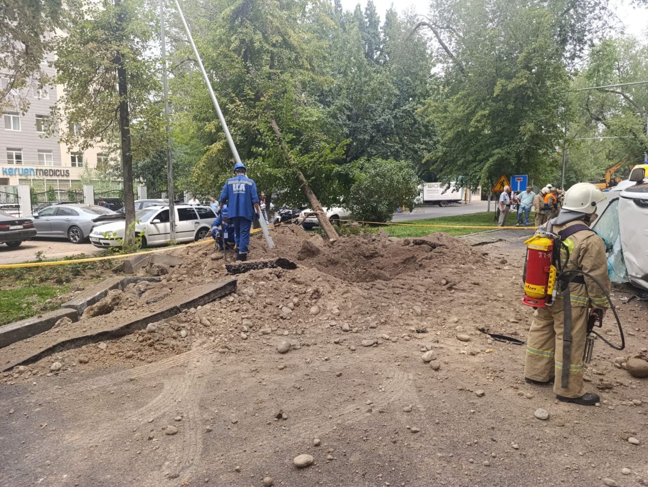 Ударная волна от взрыва газопровода перевернула авто в Алматы Проводили опрессовку газопровода. На месте происшествия работают экстренные службы. Жертв нет, сообщили . Угрозы для населения нет. Полиция завела уголовное дело. Информация о пострадавших уточняется. Upd. Два человека получили ушибы мягких тканей. Их состояние стабильное, в госпитализации не нуждаются, сообщили .