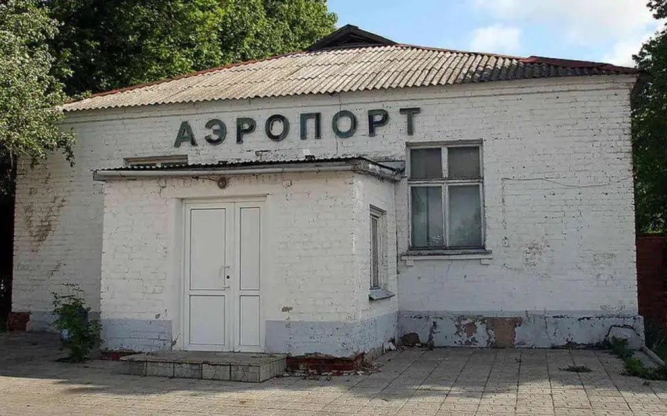Власти Орловской области расторгли контракт с подрядчиком строительства аэропорта «Южный» Власти Орловской области в одностороннем порядке расторгли контракт с НАО «Ирмаст-Холдинг» – подрядчиком реконструкции аэропорта «Южный» в Орле, сообщил губернатор Андрей Клычков в прямом эфире на своей странице в соцсети «ВКонтакте». Причиной расторжения стало ненадлежащее исполнение подрядчиком своих обязательств по контракту на выполнение работ. «На этой неделе проведем рабочее совещание, в том числе, с представителями трудовой инспекции, по дальнейшей реализации проекта строительства орловского аэропорта. Будем добиваться, чтобы люди получили заработную плату», - сказал Клычков. Подряд на обновление воздушной гавани «Ирмаст-Холдинг» взял за 1,01 млрд рублей в 2022 году. Сроки сдачи работ неоднократно переносились, за это время стоимость выросла на 390 млн рублей. Первоначально объект должен был быть сдан до 29 декабря 2023 года, однако этого не произошло.