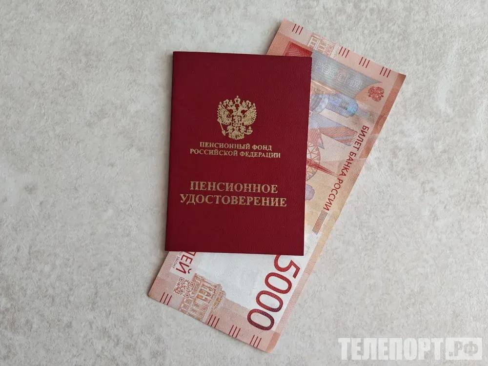 Пенсию можно накопить откладывая одну тысячу в месяц Эксперт рассказал через какое время тысяча рублей превратится в 2 1 миллиона рублей Молодые люди которые только начали работать могут сформировать внушительный капитал для пенсии с минимальными усилиями Так считает президент Национальной ассоциации негосударственных пенсионных фондов НАПФ Сергей Беляков Он рассказал агентству Прайм как накопить на пенсию По словам Сергея Белякова одна тысяча рублей ежемесячно откладываемая в ПДС программу долгосрочных сбережений через 25 лет превратится в 2 1 млн рублей За 30 лет та же тысяча рублей откладываемая каждый месяц в ПДС превратится в 3 5 млн рублей А три тысячи рублей в месяц спустя 15 лет вырастут в 2 2 млн рублей Участник ПДС сможет получить накопления на руки единовременно или оформить негосударственную пенсию