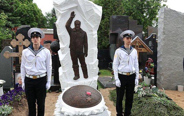 На Новодевичьем кладбище в Москве состоялось торжественное открытие памятника на могиле известного полярного исследователя, учёного-океанолога, первого президента Ассоциации полярников, Героя Советского Союза и Героя Российской Федерации Артура Чилингарова. В мероприятии приняли участие руководитель фракции «Единая Россия» в Госдуме РФ Владимир Васильев, председатель комитета Госдумы РФ по развитию Дальнего Востока и Арктики, Герой Труда РФ Николай Харитонов, замминистра транспорта РФ Константин Пашков, учащиеся Российского университета транспорта, президент Ассоциации полярников Михаил Слипенчук, исполнительный директор АСПОЛ Алексей Минкин, близкие и родственники. «Артур Николаевич сочетал в себе научный интерес и практическую деятельность, государственную мудрость и личную отвагу. Своим примером вдохновлял других на изучение и освоение Арктики», – сказал президент АСПОЛ Михаил Слипенчук. Великого полярника не стало год назад, 1 июня 2024 года. Фото: Госдума РФ #НовостиАСПОЛ