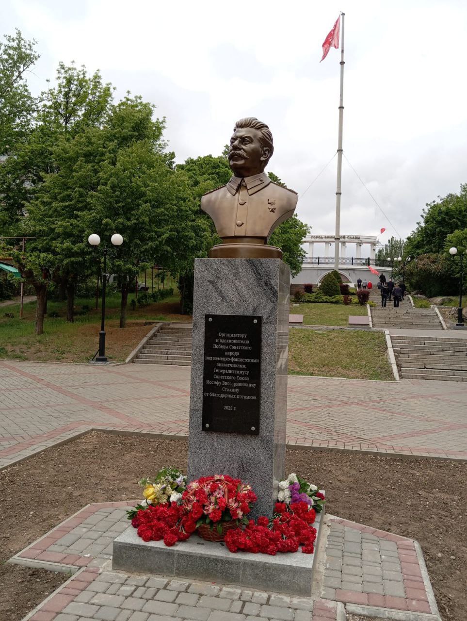 В Мелитополе открыли памятник И. В. Сталину 8 мая 2025 года, в канун всенародного празднования 80-летия Победы Советского народа в Великой Отечественной войне 1941-1945 гг., в административном центре Запорожской области - городе воинской славы Мелитополе, на Аллее Героев Советского Союза, по инициативе представителей Запорожского областного комитета КПРФ был торжественно открыт монумент "Организатору и вдохновителю Победы Советского народа над немецко-фашистскими захватчиками, Генералиссимусу Советского Союза Иосифу Виссарионовичу СТАЛИНУ, от благодарных потомков", - что было заявлено и начертано на памятной доске монумента. Участники торжественного мероприятия возложили цветы к монументу Иосифа Сталина, после чего на площади у монумента Сталину состоялся торжественный прием в Пионерскую организацию Запорожской области новых членов - учащихся школы N 9 гвс. Мелитополя им. Юрия Гагарина.