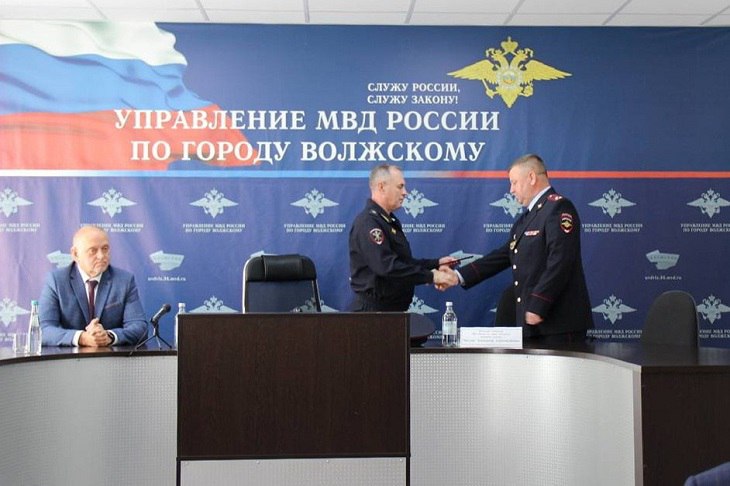 Сегодня 2 октября начальник ГУ МВД России по Волгоградской области генерал майор полиции Дмитрий Свинов представил личному составу Управления МВД России Волжского нового руководителя полковника полиции Александра Числова Ранее он занимал должность замначальника Управления МВД России по городу Волжскому Новому руководителю и сотрудникам УМВД были поставлены задачи по предупреждению и пресечению криминальных посягательств совершенных с использованием IT технологий обеспечения безопасности жителей и гостей города в том числе в местах с массовым пребыванием граждан контроля за дорожной обстановкой борьбе с нелегальной миграцией и наркопреступностью  Подробнее Мы в МАХ   max ru v102ru Подписывайтесь