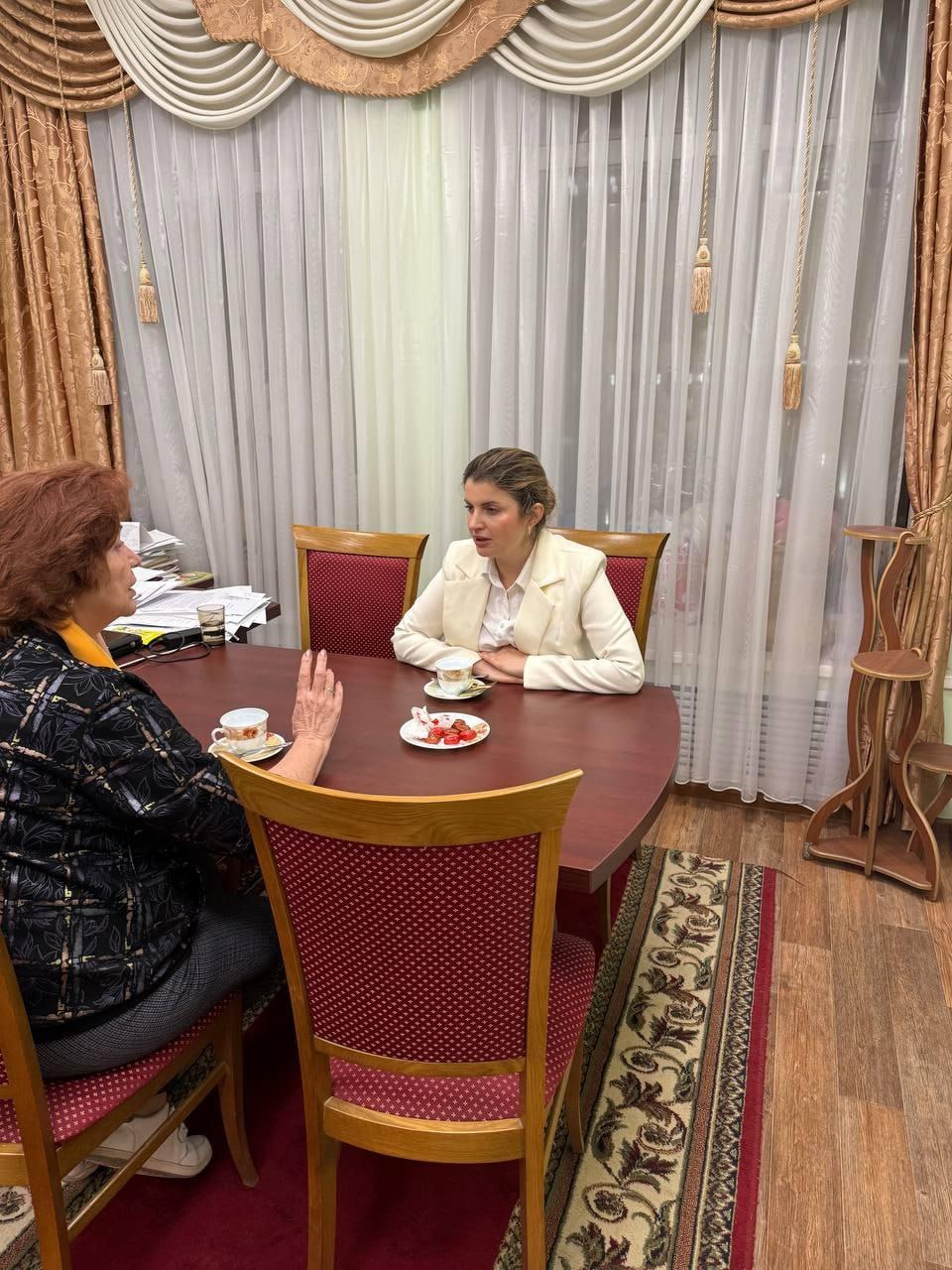 Омбудсмен по правам ребенка Ирина Кравченко в составе делегации Херсонской области посетила Республику Мордовия В ходе рабочего визита Ирины Кравченко в Республику Мордовия состоялась встреча с Уполномоченной по правам ребенка в Республике Мордовия Натальей Юткиной Одной из главных тем обсуждения стал вопрос улучшения демографии регионов Также затронули аспекты совершенствования правового регулирования и правоприменительной практики в сфере детства укрепление традиционных семейных ценностей Ирина Кравченко поблагодарила за радушную встречу и всестороннее участие