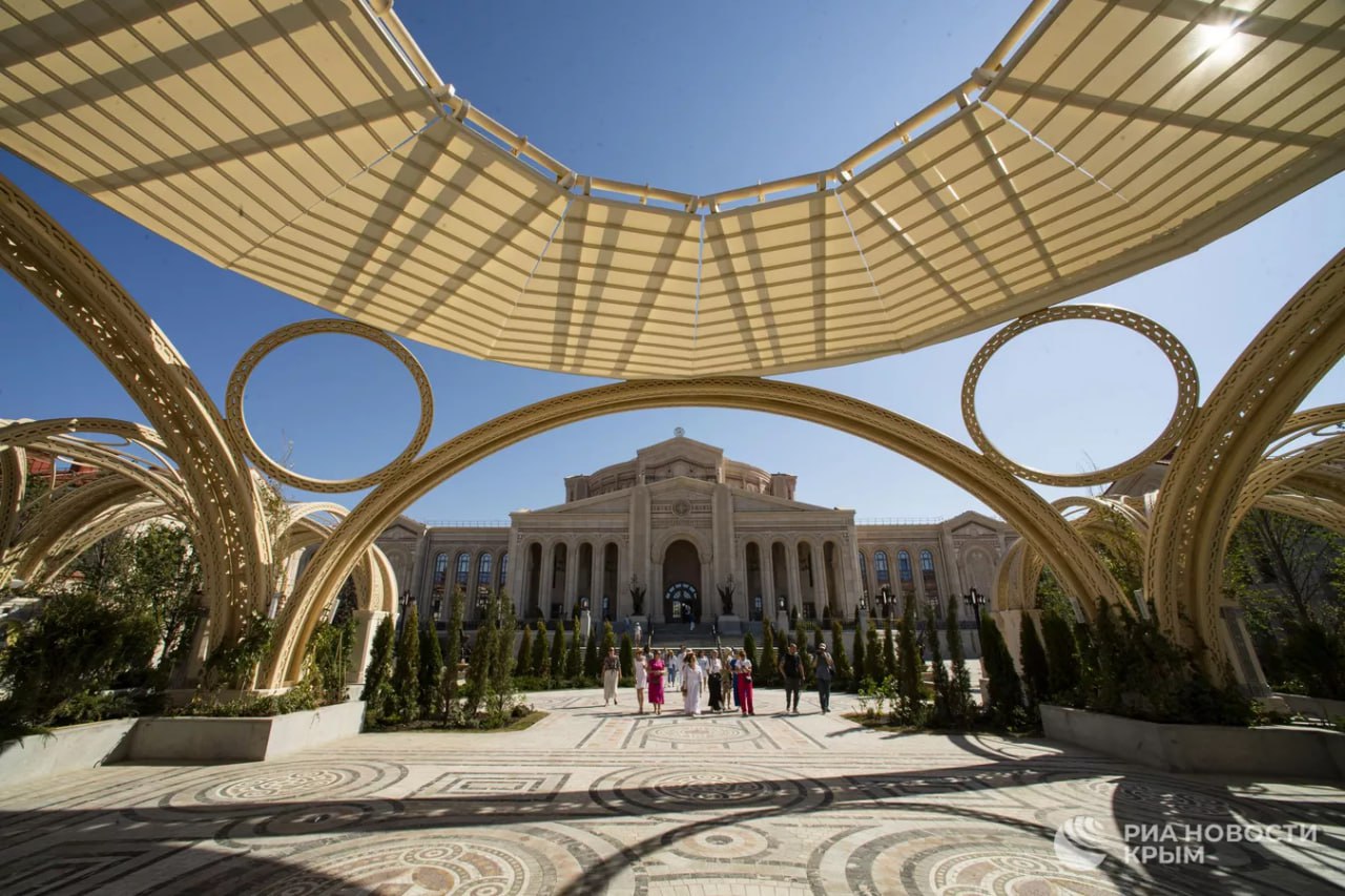 Правительство России направит 700 миллионов рублей на работу Нового Херсонеса Деньги выделят дополнительно из федерального бюджета Распоряжение подписано сообщает пресс служба кабмина РФ Средства позволят профинансировать расходы комплекса в 2025 году в том числе связанные с подготовкой и созданием новых экспозиций обеспечением безопасности 0 Подписаться на РИА Новости Крым в Telegram MAX VK