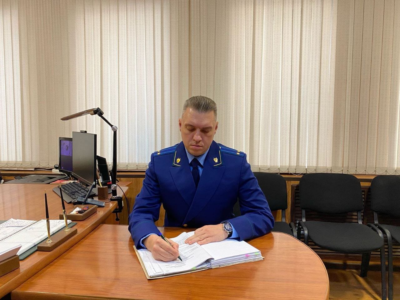 Прокуратура города Энгельса утвердила обвинительный акт по уголовному делу в отношении 23-летней местной жительницы. Она обвиняется по ч. 1 ст. 159.2 УК РФ мошенничество при получении выплат . Уголовное дело возбуждено по материалам прокурорской проверки. По версии органов предварительного расследования установлено, что решением суда обвиняемая лишена родительских прав и ее несовершеннолетняя дочь помещена в ГУЗ "Специализированный дом ребенка" на полное государственное обеспечение. Однако женщина, умолчав о данном факте, решила незаконно получать пособия в связи с рождением и воспитанием ребенка. Введя в заблуждение фонд пенсионного и социального страхования РФ, она незаконно получила пособие в размере свыше 66 тыс. рублей. После вручения обвинительного акта уголовное дело будет направлено в суд для рассмотрения по существу.