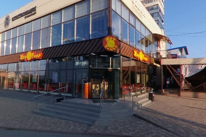 В Волгограде разгорается скандал после посещения кафе «Жар Пицца» на пр. Ленина писательницей Эвелиной Азаевой. По словам женщины, в областном центре она оказалась в вместе с дочкой проездом на пути из Ейска в Питер и решила зайти в точку общепита, чтобы купить еду. Однако, как утверждает туристка, им здесь оказались не рады. - Рано утром пришли в кафе, к открытию, в 8 часов, полчаса ждали, зашли в пустое кафе одна посетительница только была . Я посадила дочку на кожаную скамью длинную ждать заказа, и пошла заказывать. Вижу, мой ребенок прилег на сиденье устала, едем тремя видами транспорта, жарко , то есть свалилась, а ноги на полу, к ней подошла сотрудница уборщица? , и стала отчитывать, - рассказала Эвелина Азаева. По словам матери, она попыталась объяснить, что у дочки аутизм. К тому же ребёнок устал от дороги, а в кафе сейчас никого нет, и чужое место она не занимает. Однако, согласно расскажу Азаевой, далее последовал ответ, который ее обескуражил.