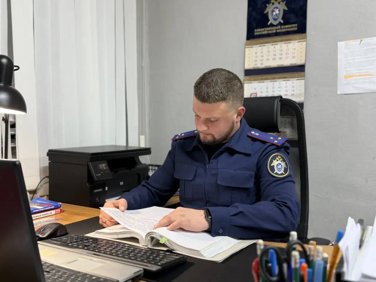 Следователями СК возбуждено уголовное дело в отношении мужчины подозреваемого в покушении на дачу взятки Новоузенским межрайонным следственным отделом следственного управления СК России по Саратовской области в отношении 59 летнего жителя Краснокутского района возбуждено уголовное дело по признакам преступления предусмотренного ч 3 ст 30 п б ч 4 ст 291 УК РФ покушение на дачу взятки должностному лицу в крупном размере за совершение заведомо незаконного бездействия По версии следствия 22 января 2026 года сотрудниками полиции в селе Ахмат Краснокутского района был остановлен автомобиль под управлением нетрезвого водителя Желая избежать привлечения к установленной законом ответственности подозреваемый попытался передать взятку сотрудникам ДПС ОГИБДД ОМВД России по Краснокутскому району Саратовской области в размере 200 тыс рублей Сотрудники полиции от получения незаконного денежного вознаграждения отказались и пресекли противоправные действия мужчины В настоящее время по уголовному делу проводятся следственные действия направленные на установление всех обстоятельств произошедшего а также сбор и закрепление доказательственной базы подписаться на Следком 64 в MAX подать обращение