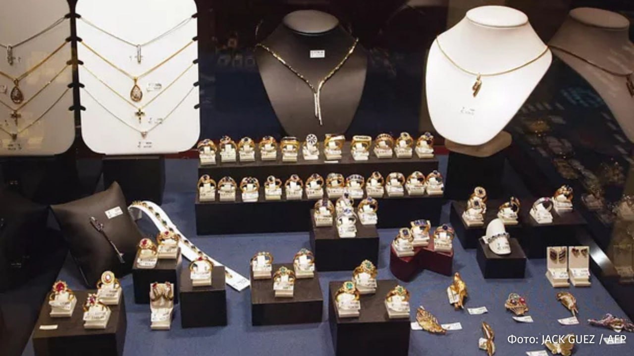 Сапфир стоимостью 150 тыс украл злоумышленник при нападении на курьеров в Париже По информации источников Le Figaro в прокуратуре всего исчезло пять пакетов украшений Нападение произошло утром 22 декабря Преступник поджидал курьеров спрятавшись за фургоном у ювелирного магазина Когда доставщики припарковали два конвейера злоумышленник напал на них угрожая пистолетом Одному из курьеров он нанес удар булавой в висок и похитил пять мешков с драгоценностями и золото Забрав ювелирные изделия на сумму 160 тыс грабитель скрылся с места преступления на скутере Раненый курьер был доставлен в больницу Прокуратура начала расследование На сегодняшний день оно не принесло результатов IZ RU в Telegram в MAX