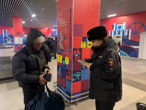 Полицейские проверяют иностранцев в аэропорту Челябинска   www up74 ru articles news 168394 В Челябинской области стартовала операция Нелегальный мигрант Ее цель проверить прибывающих в регион иностранцев проконтролировать правомерность их проживания и работы на Южном Урале Также стоит задача выявить и перекрыть каналы незаконной миграции пресечь деятельность лидеров и участников ОПГ которые занимаются нелегальной миграцией