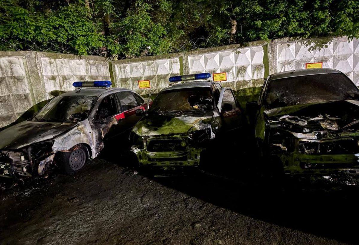 Молодая мать подожгла на стоянке в Калуге пять машин Росгвардии по приказу мошенников Предварительно, таким образом, она верила, что вернет свои похищенные деньги. После поджога девушка пыталась скрыться, но ее задержали. Дома у россиянки остался 3-месячный ребенок. Сумма ущерба составила более 5 млн. рублей.