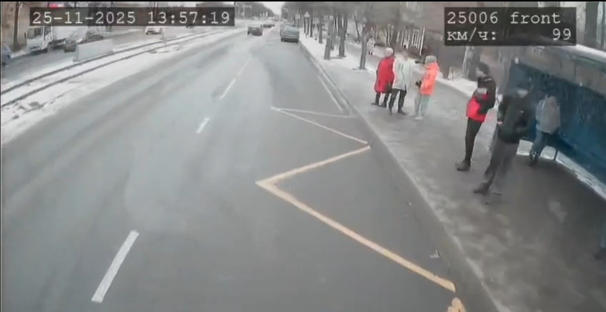 Полицейские установили подростка разбившего стекло электробуса в Ленинском районе Сотрудниками подразделения по делам несовершеннолетних ОМВД России по Ленинскому городскому району установлена личность 12 летнего подростка повредившего несколько дней назад на остановке общественного транспорта стекло электробуса Ущерб причиненный в результате противоправных действий несовершеннолетнего оценен в сумму более 73 тысяч рублей Законные представители правонарушителя привлечены к административной ответственности по статье 5 35 КоАП РФ В ближайшее время будет рассмотрен вопрос о постановке несовершеннолетнего на профилактический учёт Подписаться на УМВД России по ЯО Подписаться на нас в МАХ МВДРФ МВД76 Полиция Ярославль ПДН