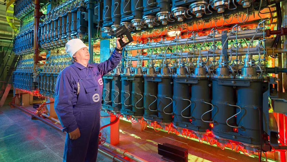 ТВЭЛ изготовил опытную партию газовых центрифуг 10-го поколения для разделения изотопов урана Газовая центрифуга — это устройство, которое за счет быстрого вращения более 1000 оборотов в секунду отделяет более легкий изотоп урана-235 от тяжелого урана-238. Для подачи материала в центрифуги используется газообразный гексафторид урана — соединение урана с фтором, что облегчает процесс разделения. Такая технология считается самой эффективной для производства ядерного топлива. «Разработка ГЦ-10 — историческое достижение наших конструкторов, технологов и производственников. ГЦ-10 — еще один шаг вперед»,- сообщил Александр Угрюмов, старший вице-президент ТВЭЛ. ГЦ-10 пройдет испытания на одном из заводов ТВЭЛ, а после успешных тестов будет запущена в серийное производство.