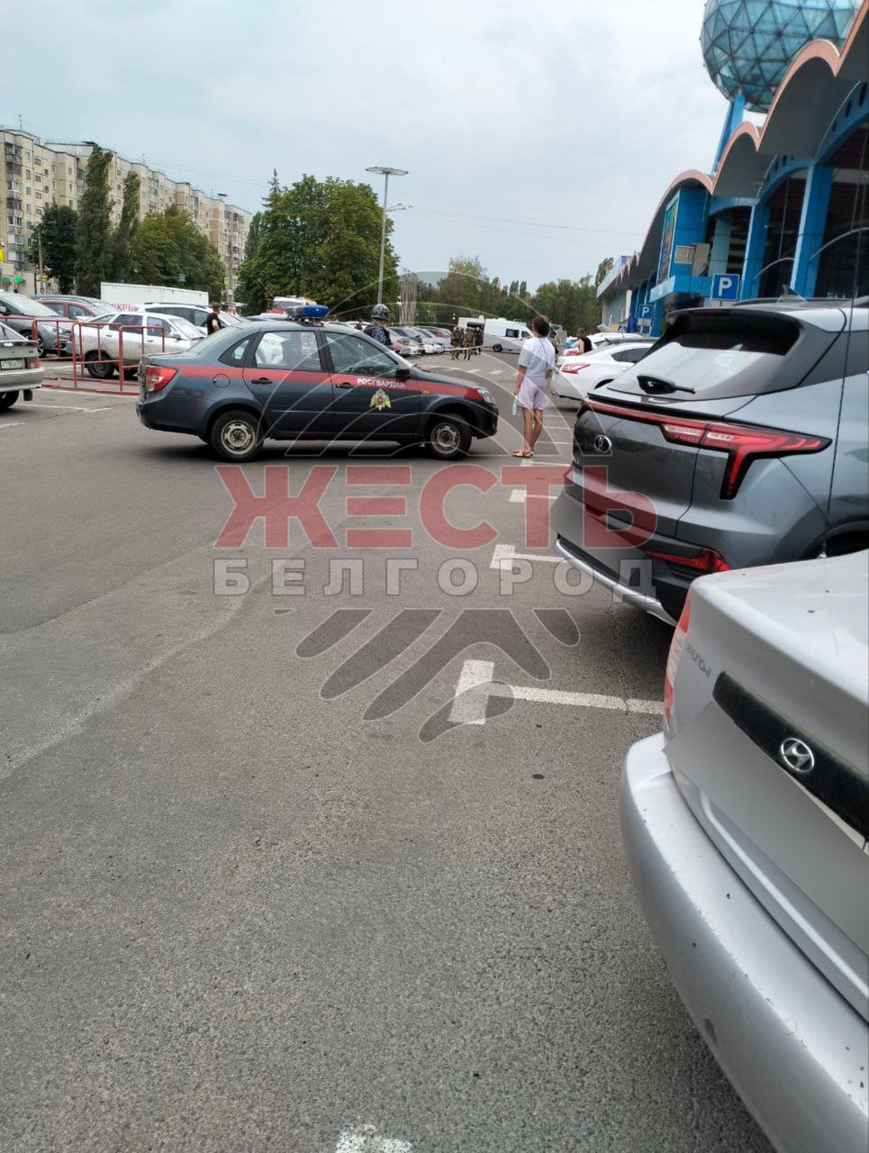 На ул. Королева на парковке «Линии» упал БПЛА, — сообщают очевидцы. Спецслужбы оцепили территорию. К счастью, обошлось без детонации. Жесть Белгород - подписаться