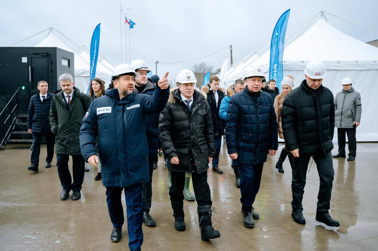 В Петербурге проверили строительство входа ВСМ В Санкт Петербурге оценили готовность инфраструктуры которая должна обеспечить бесшовную интеграцию первой в России ВСМ Москва Санкт Петербург в транспортную систему города Участок осмотрели представители федерального правительства города и РЖД По словам заместителя председателя правительства РФ Виталия Савельева у проекта жёсткие сроки поэтому важно исключить сбои и сохранить привычные пассажиропотоки На петербургском участке идут подготовительные работы укладка земляного полотна подготовка подпорных стен снос нежилых строений задействованы около 150 специалистов и более 30 единиц техники Параллельно реконструируют Цимбалинский путепровод объект должен быть готов к 2027 году Фото Инфоцентр ВСМ Подписаться на Петербургский дневник в MAX