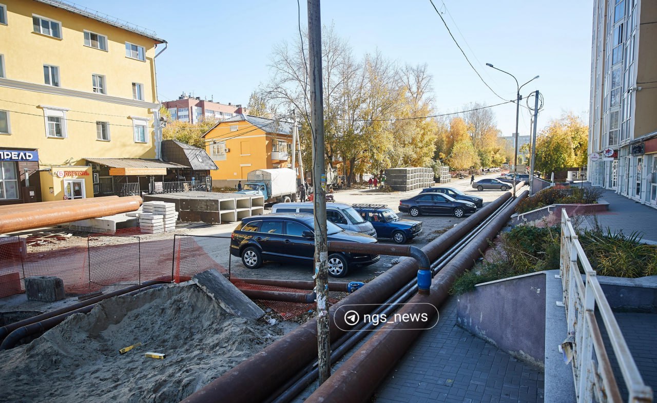 На Петропавловской, где в январе произошла коммунальная авария, с июля идет ремонт. Закончить его планируют только в декабре.   Сейчас на участке меняют теплосети, а сегодня при запуске там появился новый дефект. В СГК сообщили, что под отключения попали 15 домов, отопление обещают вернуть к утру 4 октября.