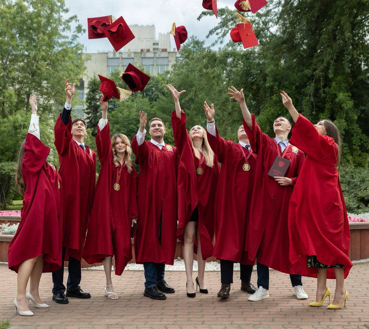 Аспиранты Президентской академии поздравляю вас с профессиональным праздником В Академии сформировано сильное сообщество молодых учёных Сегодня к защитам у нас готовятся более 2000 аспирантов по 12 отраслям наук Это признание высокого уровня нашей научной школы Прошедший год стал для аспирантуры Академии по настоящему результативным Количество защит диссертаций выросло на 60 по сравнению с 2024 годом Мы запустили проект Производственная аспирантура с Ростехом и Лукойлом и первые аспиранты уже начали свое обучение С присоединением Донецкого филиала и открытием набора в аспирантуру в Липецке расширили географию подготовки будущих ученых Обучение в аспирантуре это время смелых гипотез упорной работы и поиска собственных ответов на актуальные вопросы Именно исследования будущих кандидатов наук сегодня ложатся в основу решений для государства и общества а порой задают направление развития целым отраслям Желаю нашим аспирантам уверенности вдохновения и настойчивости в достижении целей А Президентская академия всегда будет рядом поддерживать и направлять Мой канал в MAX