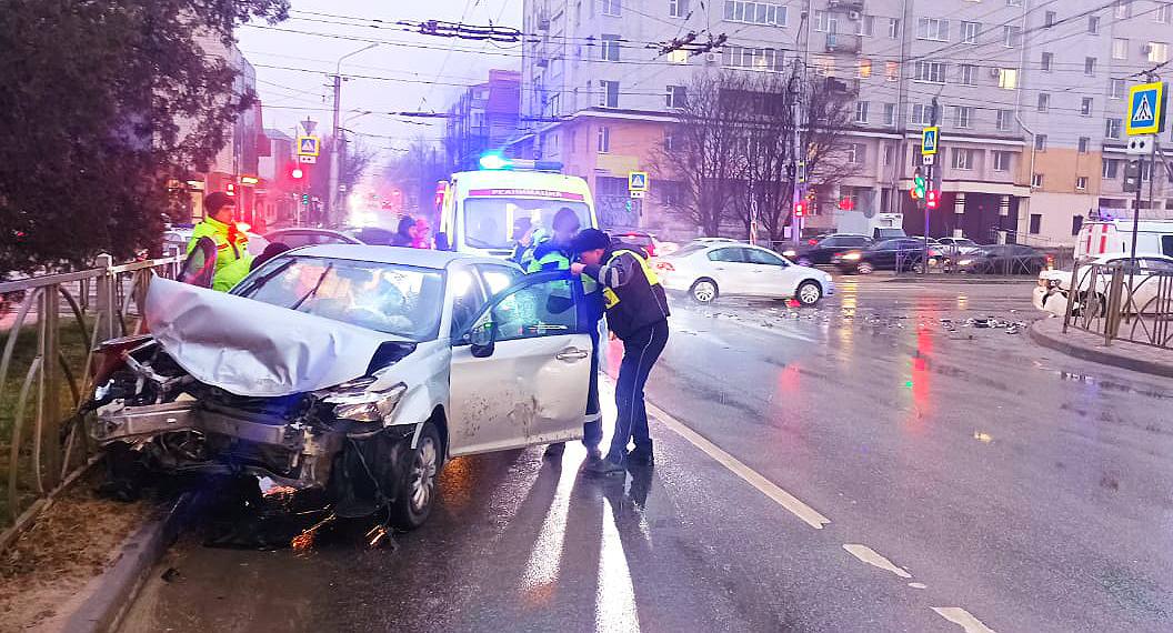 В Ставрополе в результате столкновения двух автомобилей пострадал 1 человек   По предварительным данным 22 марта в 18 часов на ул.Лермонтова, водитель автомобиля «ТОЙОТА КОРОЛЛА», при повороте налево не предоставил преимущество в движении автомобилю «ТАЙОТА КОРОЛЛА ФИЛДЕР», который двигался во стречном направлении.   В результате автоаварии, с различными травмами в больницу доставлен  водитель автомобиля «ТАЙОТА КОРОЛЛА ФИЛДЕР», 71-летний житель Шпаковского округа.   Установлено, что виновник автоаварии - 69-летний местный житель, который злостным нарушителем ПДД не является.   По факту автоаварии проводится проверка. Детальные обстоятельства происшествия уточняются.