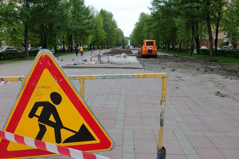 На улице Весенней в Кемерове напротив драмтеатра начался ремонт пешеходной зоны   На аллее в бульварной части подрядчик приступил к демонтажу тротуарной плитки. Затем покрытие обновят.   Работы выполняются в рамках федерального проекта «Формирование комфортной городской среды» нацпроекта «Инфраструктура для жизни». Это уже второй этап – прошлым летом на аллее установили новое освещение и декоративный световой объект.   Сейчас идёт голосование, где кемеровчане могу выбрать объекты для благоустройства на 2026 год. Отдать свой голос может каждый житель нашего города, перейдя по ссылке, либо с помощью волонтеров.