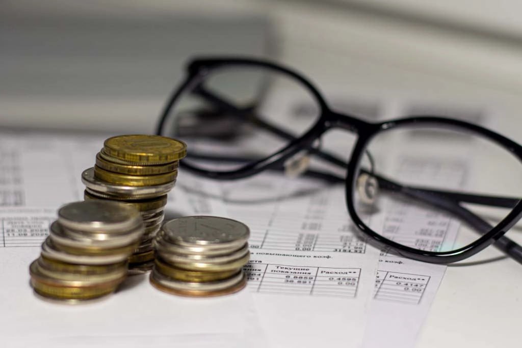 Налоговые поступления от потребсферы Кубани превысили 100 млрд рублей за год Предприятия торговли общественного питания и бытовых услуг Кубани демонстрируют устойчивый рост налоговых отчислений в бюджет региона За 5 лет они увеличились в 2 3 раза с 44 3 до 102 7 млрд рублей Фактически отрасль уже по итогам 2025 года достигла планки которую мы рассчитывали взять только в 2026 году рекордные для региона 100 млрд рублей сообщил губернатор региона Вениамин Кондратьев Всего в регионе работает более 90 тысяч объектов потребительской сферы Удельный вес отрасли в налоговых поступлениях составляет 17 2 что выводит ее на первое место среди всех отраслей экономики