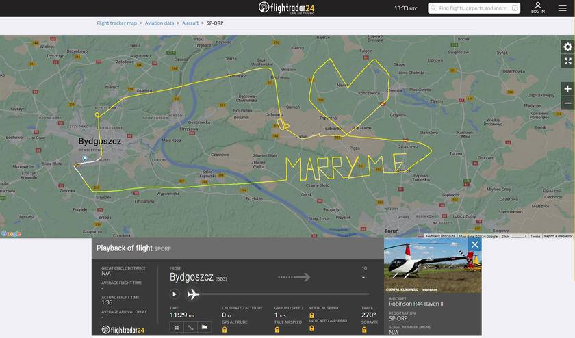 В Польше парень необычным образом сделал предложение руки и сердца   Александр и Оливия отправились на, казалось бы, обычную вертолётную экскурсию, но на самом деле у парня с пилотом был секретный план, который они готовили уже несколько месяцев.   В пути вертолёт петлял около получаса, а потом пилот подал молодому человеку сигнал  . Тогда Александр попросил свою девушку проверить их путь в сервисе для отслеживания маршрутов воздушных судов. А там то и было замаскированное предложение: вертолёт, в котором летела пара, "написал" в воздухе фразу: "Marry me"  "Выходи за меня" .   Девушка согласилась!
