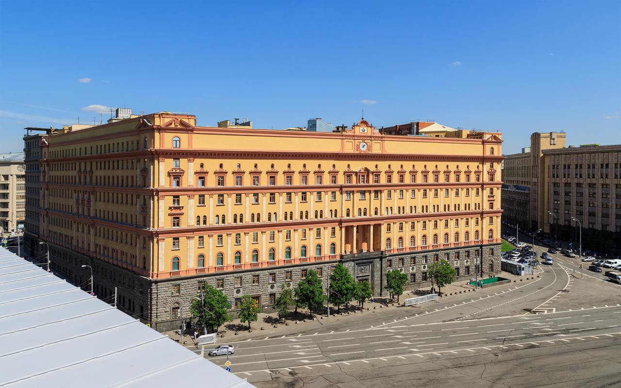 В Москве пытались поджечь здание ФСБ на Лубянке. Подозреваемый утверждает, что на поджог его толкнули неизвестные по телефону. По данным «Базы», попытка поджога произошла около 3 часов ночи 23 апреля. Мужчина подошёл к зданию ФСБ, поджёг литровую бутылку с горючей жидкостью и кинул в стену. Огонь не разгорелся и потух через несколько минут. По данным источников, через 2 часа подозреваемого задержали — им оказался 25-летний житель столицы Егор Г. Он признался в содеянном и дал признательные показания, пояснив, что поджечь здание его убедили неизвестные. Они угрожали ему уголовным делом якобы за финансирование ВСУ. По данным «Базы», на Егора возбудили дело по статье «Вандализм». Подписывайтесь, это Baza