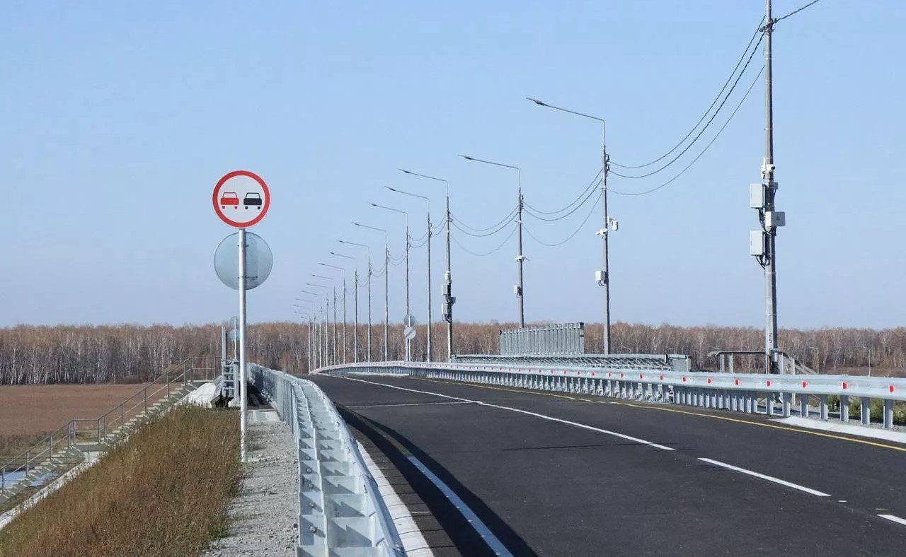 С 1 марта на путепроводе в Белогорске временно ограничат движение транспорта Ограничение необходимо для подготовки объекта к ремонту и безопасного проведения монтажных работ В ближайшее время установят новые дорожные знаки и камеры фотовидеофиксации которые будут контролировать соблюдение правил Для легкового транспорта сохраняются ранее введенные ограничения максимальная скорость не более 40 км ч Водителям большегрузов массой свыше 4 тонн предлагают альтернативный маршрут объездная дорога вдоль Транссибирской магистрали по улицам Шевченко Космическая и Базарная АОТВ