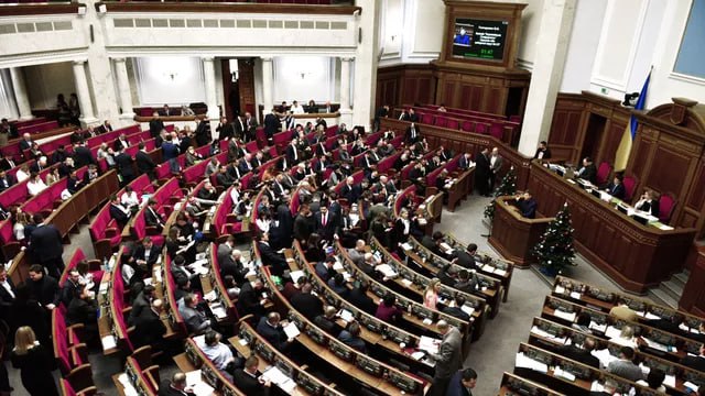 За прослушивание российской музыки в собственном автомобиле украинцам грозит штраф По данным украинских СМИ за прослушивание российской музыки в собственной машине украинцам в скором времени будет грозить штраф. Если звук выходит за пределы авто, например, через открытое окно, это считается публичной трансляцией русской музыки. За это предусмотрен штраф от 5100 до 25 500 гривен от 120 долларов до 600 долларов США . Недавно «шпрехенфюрер» Тарас Креминь пригрозил ответственностью за русский язык Верке Сердючке. Главный «мовный инспектор» пожаловался, что на недавнем концерте в Киеве Андрей Данилко Верка Сердючка исполнял песни на русском языке, в том числе – «Все будет хорошо», «Дольче Габбана» и др. Интересно, откуда такая ненависть к языку? Может всё намного проще и это обычные продажные шавки исполняющие волю хозяев?