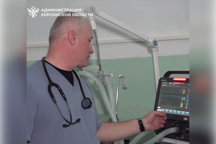 Врачи из Кабардино-Балкарии закончили рабочую командировку в Херсонской области Медицинская бригада анестезиологов-реаниматологов из Кабардино-Балкарии успешно завершила командировку в Скадовскую больницу Херсонской области. Врачи оказывали помощь пациентам всех возрастов, включая детей, пострадавших в результате обстрелов. Неоднократно проводились детские наркозы при оперативных вмешательствах, в том числе и при минно-взрывных травмах детей, а также осуществляли транспортировку в специализированное учреждение. Очень хорошо сдружились с местными докторами, с коллегами и совместно работаем, максимально качественно оказывая медицинскую помощь», - отметил анестезиолог-реаниматолог Мурат Максидов. Врачи из КБР проводили анестезиологические пособия от небольших седаций до длительных наркозов. Также им доводилось консультировать пациентов кардиологии с острым коронарным синдромом, помогать при родах с кесаревым сечением и т.п.