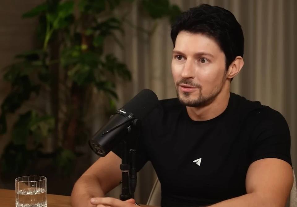 Павел Дуров унизил WhatsApp Владелец Telegram назвал приложение небезопасным и указал на множество лазеек для атаки мессенджера По словам Дурова надо быть полным идиотом чтобы верить в безопасность WhatsApp в 2026 году Ранее компанию Meta обвинили в мошенничестве из за доступа к перепискам Группа истцов со всего мира подала в суд утверждая что Meta хранит содержание чатов и ее сотрудники могут получать к ним доступ принадлежит признанной экстремистской и запрещенной в РФ компании Meta признана в России экстремистской организацией и запрещена в России   SOCHI TODAY в MAX