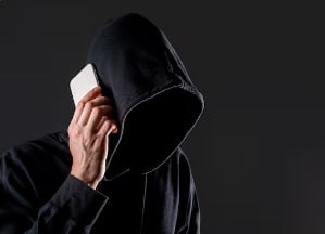 21-летняя студентка из Якутска в течение трех дней направляла мошенникам деньги  В Якутске 32-летний мужчина направил на счет, указанный лжесотрудником "Росфинмониторинга" 210 000 рублей.  21-летняя студентка из Якутска сообщила, что в течение трех дней направляла мошенникам денежные средства. Всего сумма ущерба составила свыше 240 000 рублей.  Как сообщает пресс-служба МВД Якутии, возбуждены уголовные дела по ст. 159 Уголовного кодекса Российской Федерации "Мошенничество".