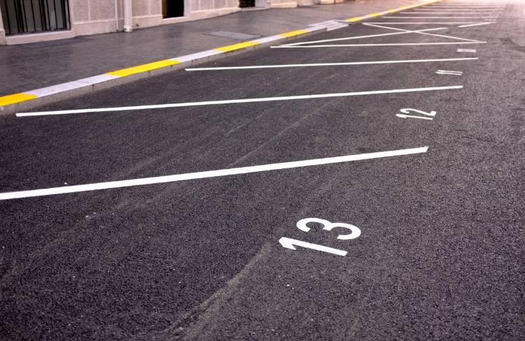 В центре Улан Удэ появятся парковки 30 рублей час Весной 2026 года на Гостиных рядах откроют первую платную парковку Первые 15 минут бесплатно С 2005 года автомобилей в городе стало почти в три раза больше с 69 тысяч до 196 тысяч Машины забивают улицы мешают местным жителям и туристам Это необходимо для увеличения оборачиваемости парковочных мест то есть числа автомобилей которые за день пользовались одним и тем же парковочным местом Благодаря этому большее количество автолюбителей получит возможность пользоваться ими для решения своих повседневных вопросов Мы провели предварительные исследования и подсчеты основываясь на опыте других регионов рассказал исполняющий обязанности начальника Центра управления дорожным движением города Улан Удэ Василий Дадуев Рядом на Коммунистической Ленина и Свердлова появятся бесплатные парковки Улицы станут односторонними Для некоторых категорий граждан предусмотрены льготы Эксперимент призван разгрузить центр повысить скорость движения и подготовить город к многоуровневым паркингам Уже сейчас средняя скорость движения выросла с 15 до 22 км в час благодаря светофорам Подписаться на Бурятия Онлайн МАКС ВК ТГ Связаться с нами или предложить новость