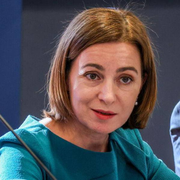 Санду теперь хочет судиться с журналистами Президент Молдавии через адвоката потребовала извинений и компенсации в размере 100 тыс леев более 480 тыс рублей от журналиста Гергия Гонца Если он их не выполнит на него подадут в суд Увидимся в суде написал журналист Какие материалы Санду просит опровергнуть не уточняется Санду ранее подала иск о клевете к сельской учительнице Та заявляла что дед Санду осквернял храмы жёг иконы и способствовал депортациям Суд не стал штрафовать женщину Подписаться на RT ТГ Зеркало MAX