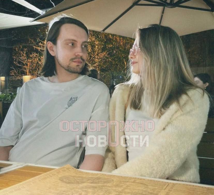 В Домодедово задержали пару из Воронежской области которая участвовала в акции памяти Алексея Навального По данным ASTRA и Осторожно Новости Евгению Каменеву и Александра Князева задержали во время прохождения пограничного контроля Пара возвращалась в Россию из отпуска Около семи утра у них изъяли мобильные телефоны после чего они перестали выходить на связь Каменева и Князев находятся в санитарной зоне аэропорта поэтому адвокат не может быть рядом с ними По его словам сейчас у активистов проверяют содержимое их телефонов но никакие обвинения им официально не предъявлены Ранее пара выходила на митинги и одиночные пикеты а также участвовала в волонтёрской работе на президентской кампании Бориса Надеждина В феврале этого года Каменеву и Князева уже задерживали в Воронеже после того как пара пришла к памятнику поэту Осипу Мандельштаму на годовщину убийства Алексея Навального В тот раз Князева по его словам избили в отделении полиции