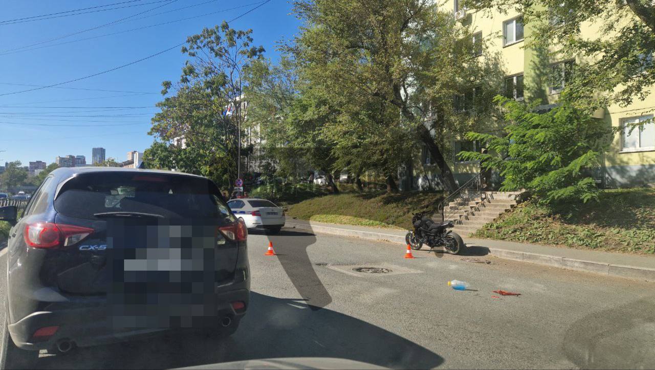 Серьезное ДТП с мотоциклистом произошло в районе Чуркина во Владивостоке  Авария случилась рядом с "Зеленым островом". На месте работает скорая, о состоянии пострадавших не сообщается.   Сообщается, что на том участке дороги образовалась пробка.     PrimaMedia.Приморье