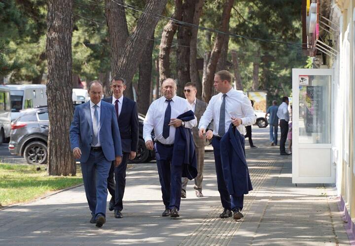 В Анапу с рабочим визитом прибыл депутат Госдумы РФ Иван Демченко. Вместе с мэром Василием Швецом он обсудил главные проблемы курорта. Сообщается, что проездка состоялась в рамках региональной недели. Политики рассмотрели возможности города в новых экологических условиях и ограничениях. Также были изучены законодательные инициативы по поддержке малого и среднего предпринимательства санаторно-курортной сферы. Эти вопросы обсудили с председателем Законодательного Собрания края Юрием Бурлачко. – Важно сегодня оперативно создавать новые нормативные акты с учетом реалий каждого дня и не допустить кризиса бизнеса и сложностей для гостей, прибывающих со всей страны, – написал в своем telegram-канале по итогам встречи Иван Демченко. Фото: ТГ-канал Ивана Демченко Подписаться Буст