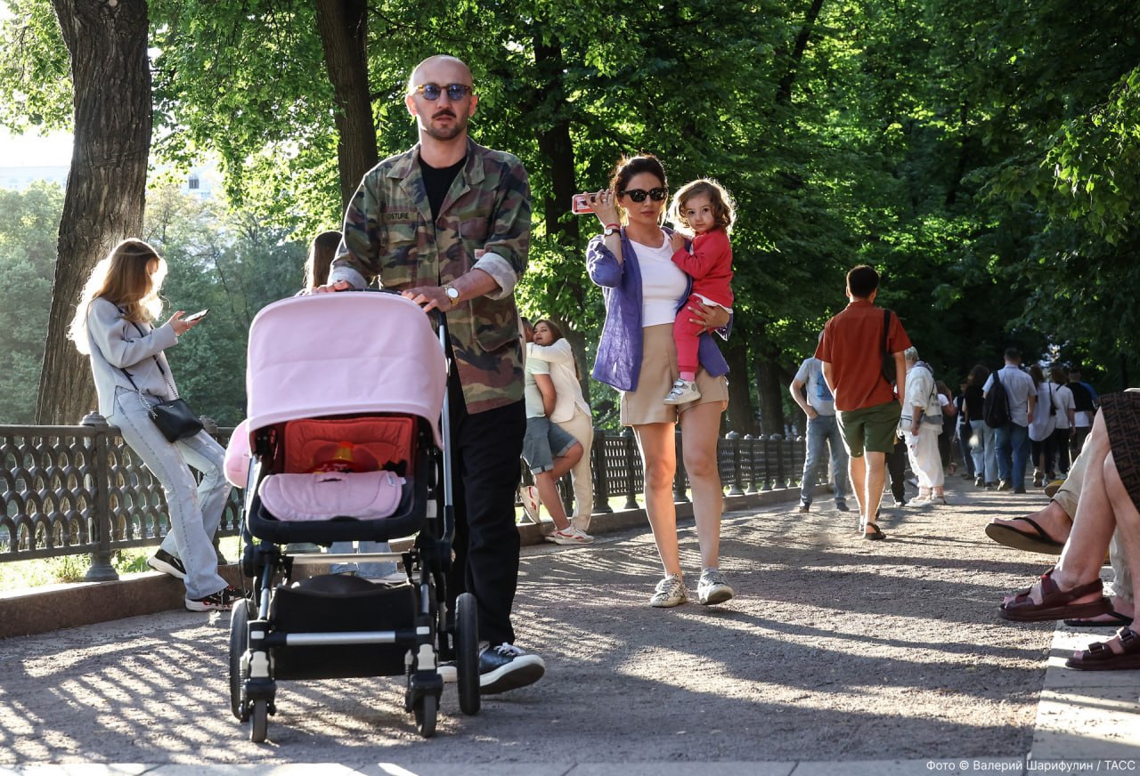 В Госдуме предложили выплачивать семьям по 180 тысяч рублей в месяц при рождении второго ребенка  С инициативой в беседе с «Абзацем» выступил депутат ГД Евгений Федоров. По его словам, такая мера эффективнее простимулирует россиян к деторождению.  «…За первого пусть платят по 60 тысяч рублей, родился второй – сразу выделять 180 [тысяч рублей]. Если у человека будет гарантированный платеж на семью в 60 тысяч в месяц, то он сам сможет решить проблему ипотеки. Люди просто будут понимать, что с введением такой меры и рождением малыша не ухудшат свою финансовую ситуацию, а, наоборот, получат поддержку. [Если] с матерей и отцов частично снимут финансовое обременение, то все остальное станет косвенным стимулом», – подчеркнул он.  Подпишитесь на «Абзац»   Добавьте «Абзац» в ленту «Дзена»