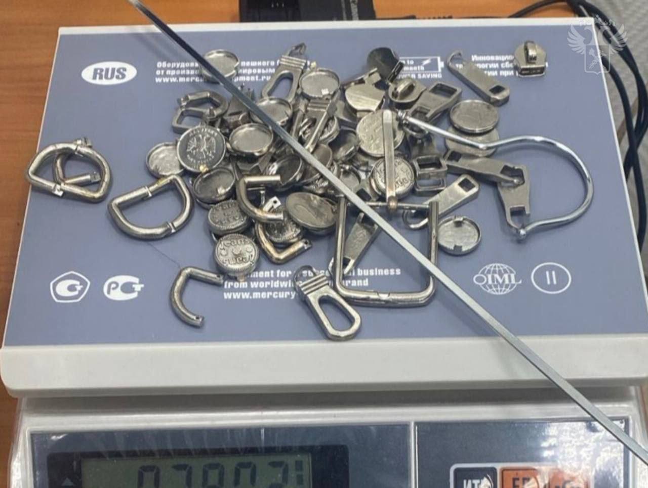 В Дагестане задержали контрабанду золота в Турцию на 6 млн рублей.      В аэропорту Махачкалы таможенники остановили мужчину с чемоданом. Среди его вещей нашли 65 предметов: пуговицы, детали одежды и монеты, покрашенные в серебряный цвет. Оказалось, что всё это было сделано из золота 900 пробы.      Пассажир признался, что вёз вещи на продажу. Теперь ему грозит до 5 лет тюрьмы или штраф до 1 млн рублей за контрабанду.  ГТРК «Дагестан» www.gtrkdagestan.ru RUTUBE  SMOTRIM