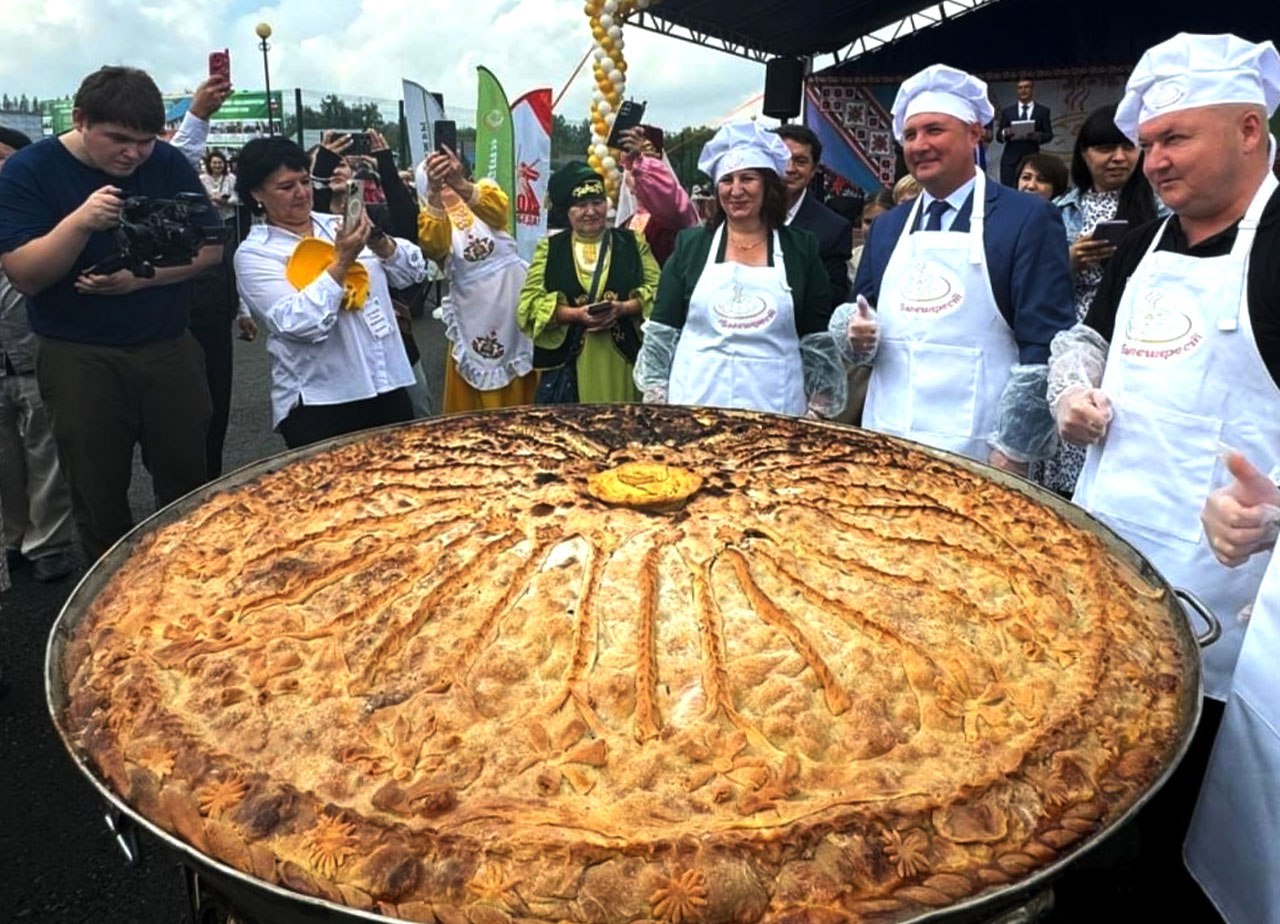 Новый рекорд. На Бэлешфесте приготовили бэлеш весом 250 кг Хозяйки из Каранского сельсовета удивили гостей фестиваля гигантским бэлешом. Чтобы приготовить блюдо-рекордсмен, организаторам пришлось сделать специальную печь и огромную сковороду диаметром 2 метра.